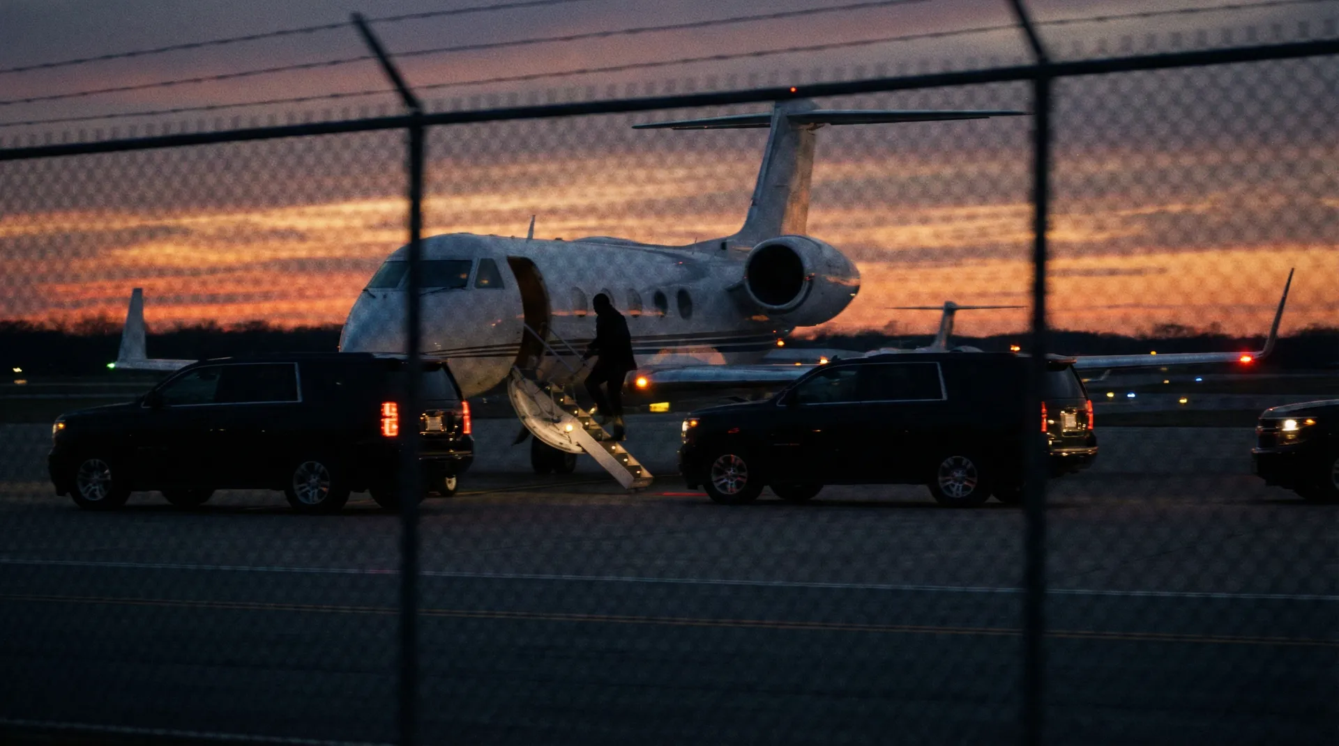 五一吃瓜 - 私人飞机机场偷拍